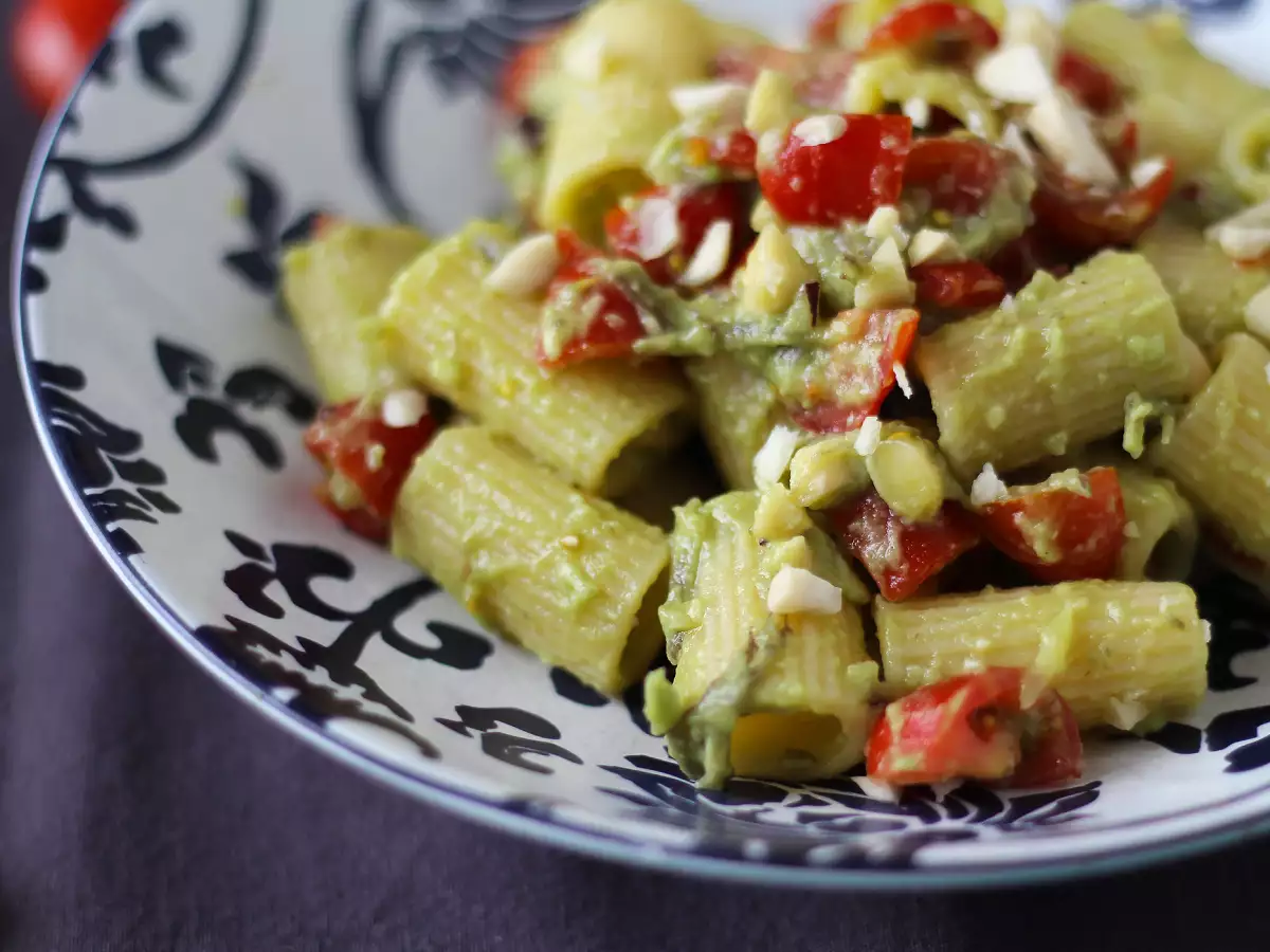 Kall pastasallad med avokadokräm, mandlar och körsbärstomater – vegetarisk och jättegod! - foto 5