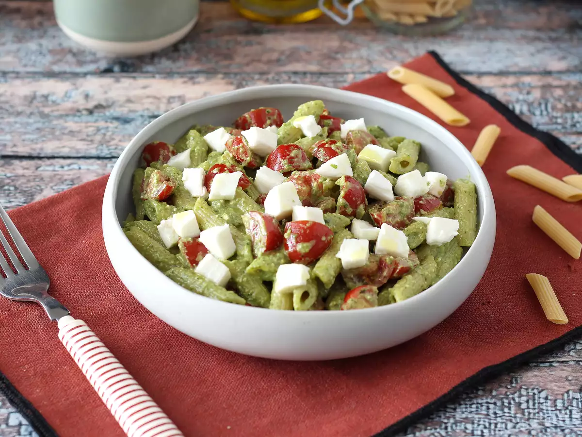 Kall pastasallad med ruccolapesto, körsbärstomater och mozzarella – ett fräscht och snabbt sommarrecept