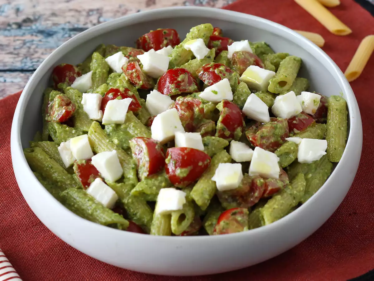 Kall pastasallad med ruccolapesto, körsbärstomater och mozzarella – ett fräscht och snabbt sommarrecept - foto 2