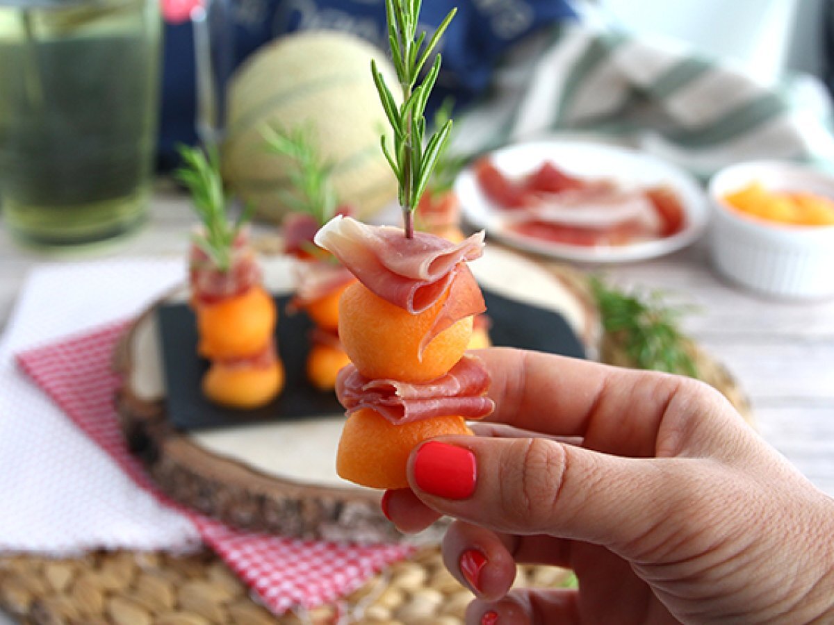 Kebaber med melon, skinka och rosmarin som aperitif - foto 3