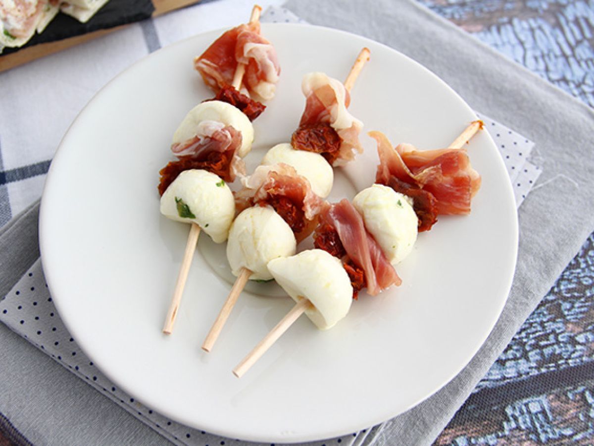 Kebaber med mozzarella, rökt skinka och soltorkade tomater för aperitif