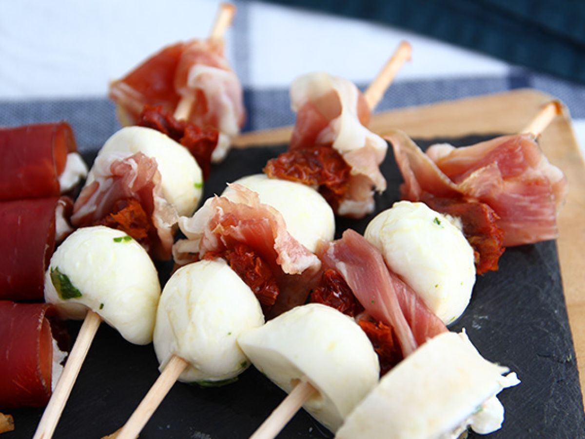 Kebaber med mozzarella, rökt skinka och soltorkade tomater för aperitif - foto 2