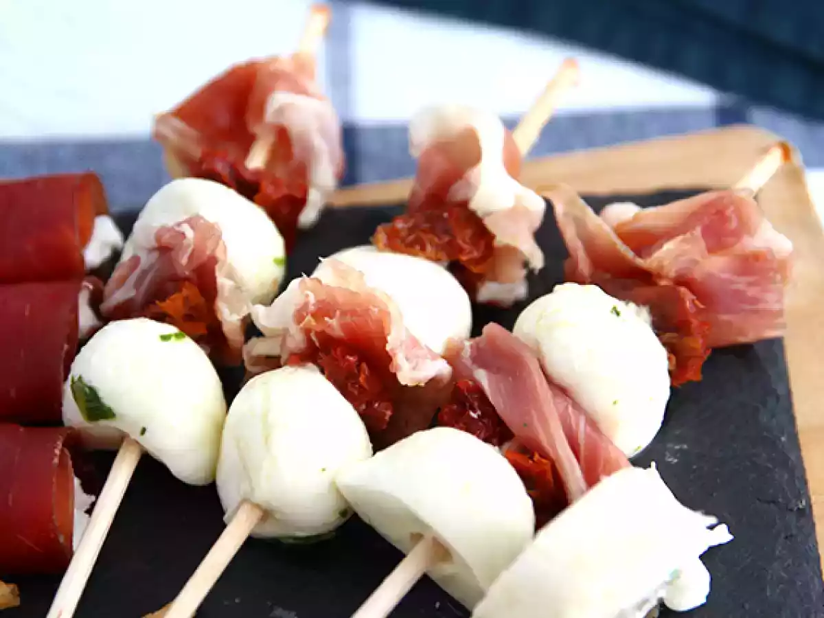 Kebaber med mozzarella, rökt skinka och soltorkade tomater för aperitif - foto 2