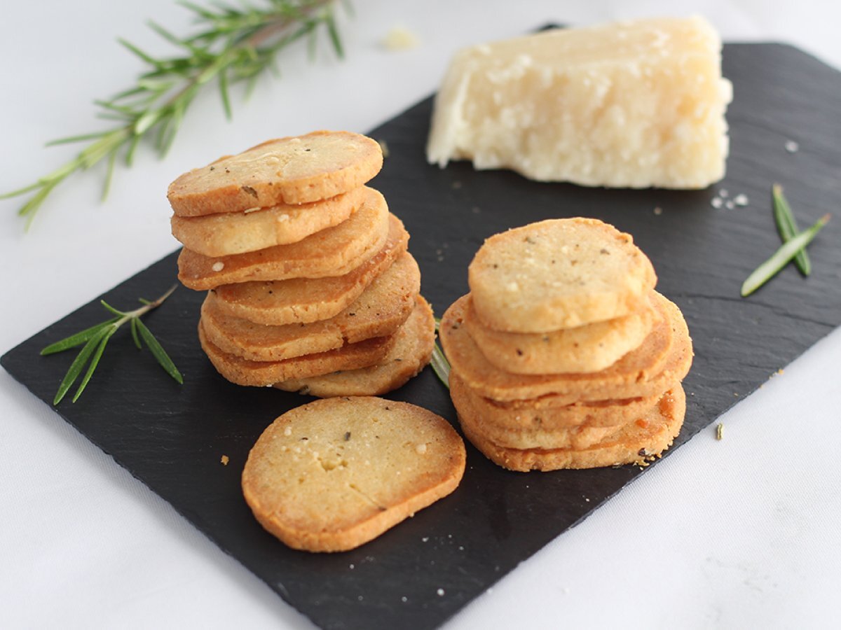 Kex med parmesan och aromatiska örter