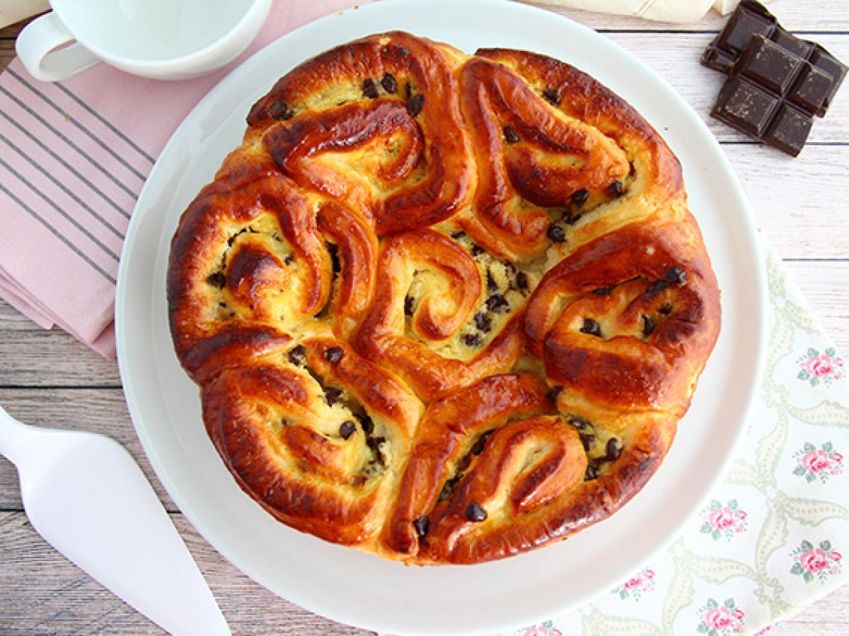 Kinesisk brioche, fylld med vaniljkräm och chokladbitar