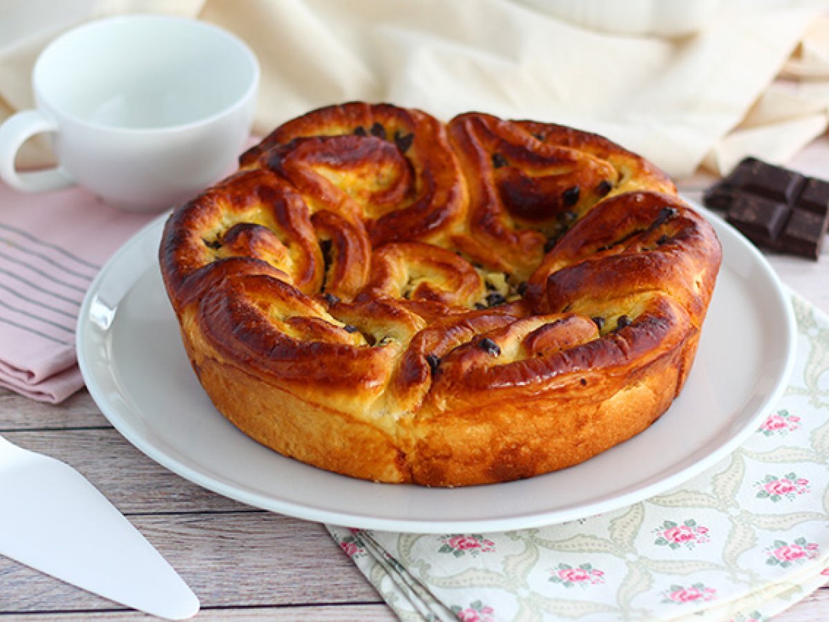 Kinesisk brioche, fylld med vaniljkräm och chokladbitar - foto 2