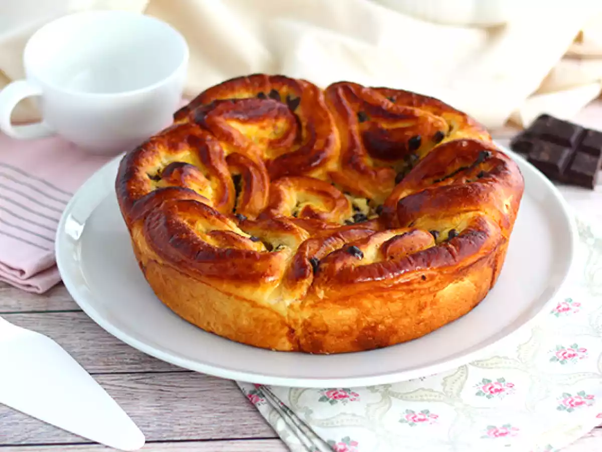 Kinesisk brioche, fylld med vaniljkräm och chokladbitar - foto 2