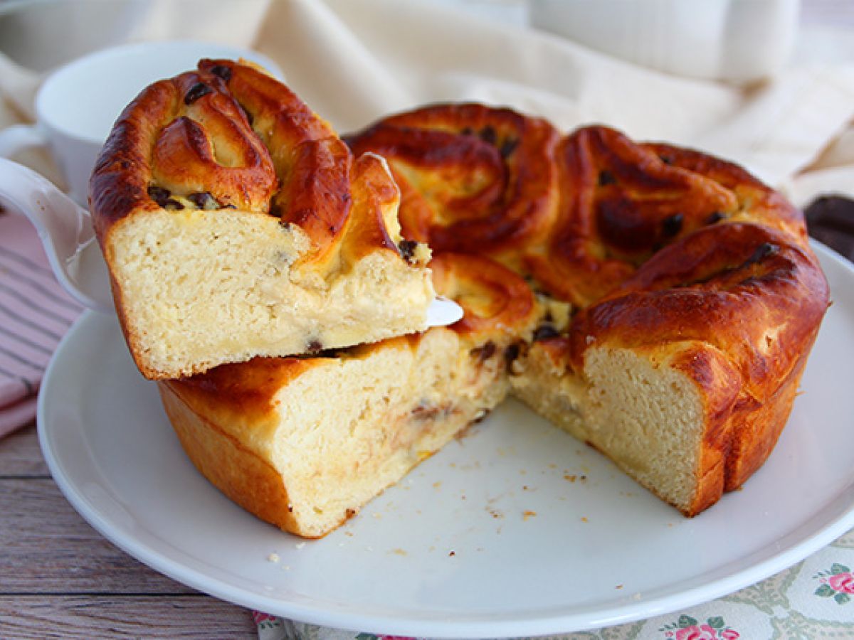 Kinesisk brioche, fylld med vaniljkräm och chokladbitar - foto 3