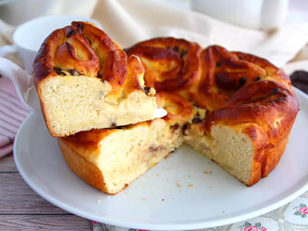 Kinesisk brioche, fylld med vaniljkräm och chokladbitar - foto 3