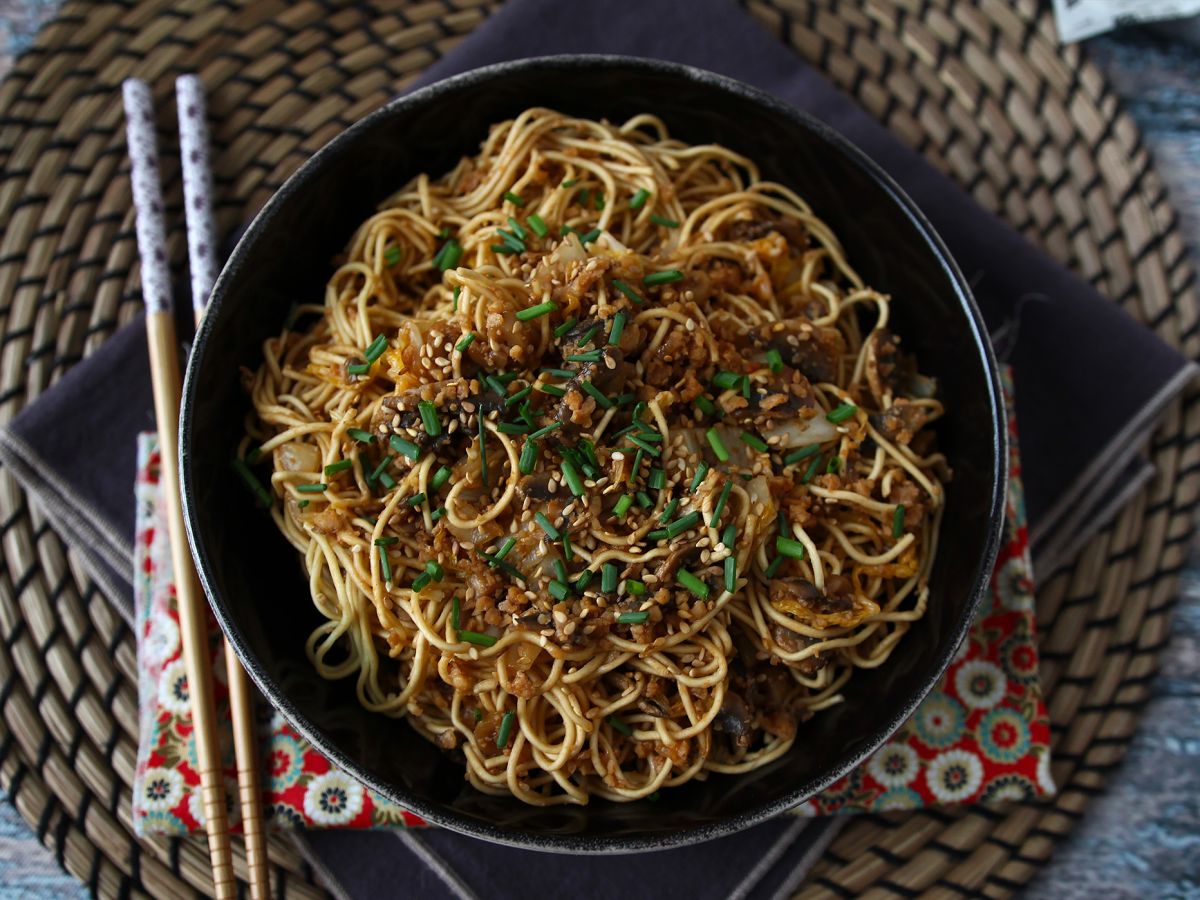Kinesiska nudlar i wok (grönsaker och texturerat sojaprotein) - foto 3