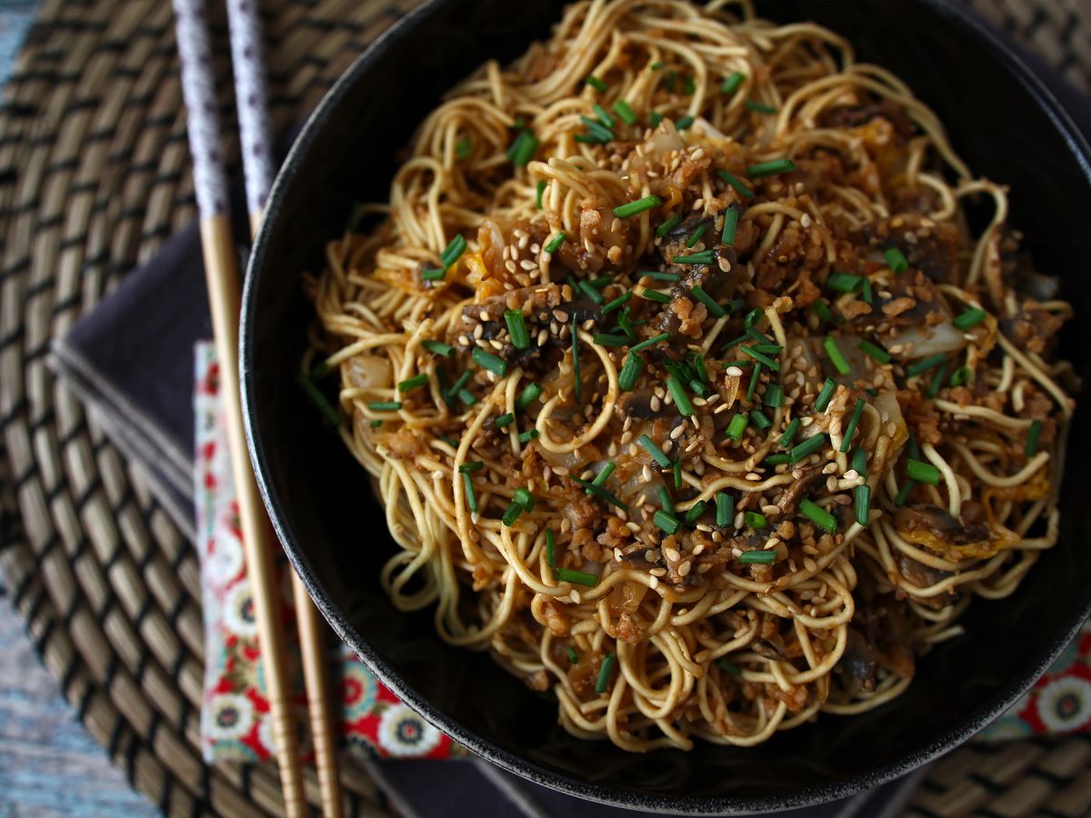 Kinesiska nudlar i wok (grönsaker och texturerat sojaprotein) - foto 5