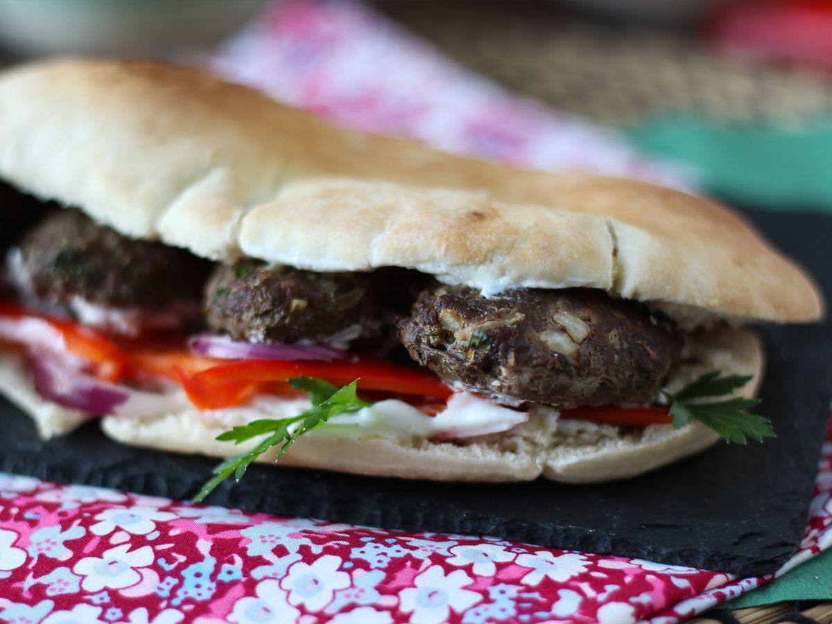 Köfte - de turkiska köttbullarna i bröd - foto 2