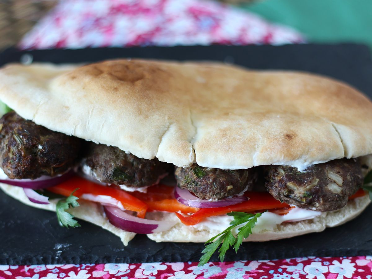 Köfte - de turkiska köttbullarna i bröd - foto 3