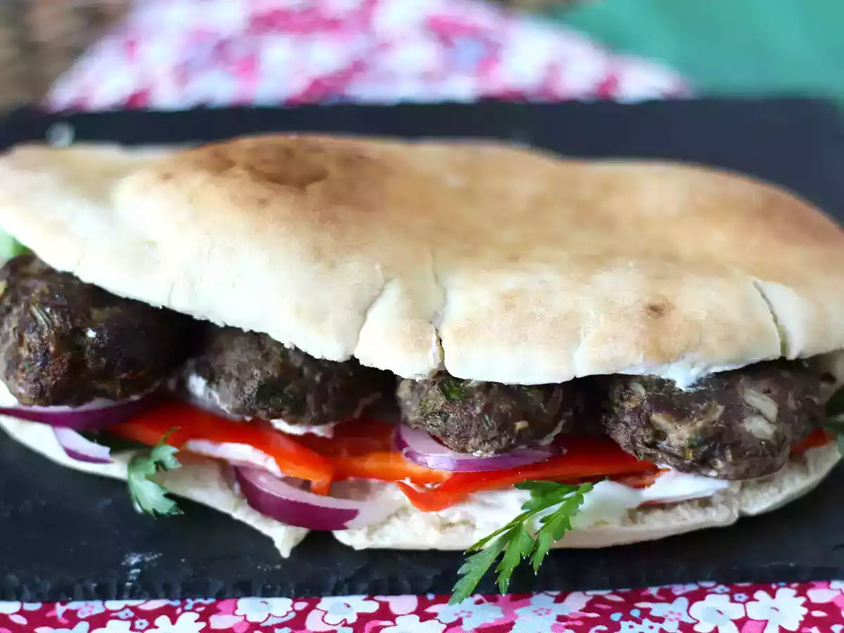 Köfte - de turkiska köttbullarna i bröd - foto 3