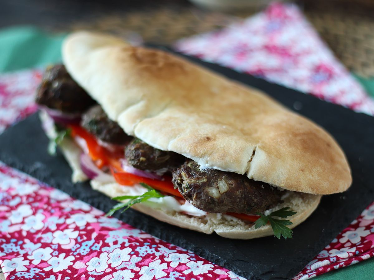 Köfte - de turkiska köttbullarna i bröd - foto 4