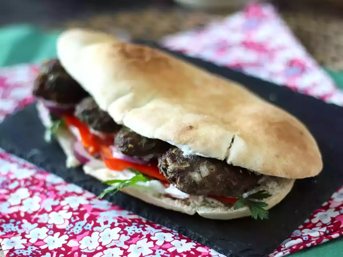 Köfte - de turkiska köttbullarna i bröd - foto 4