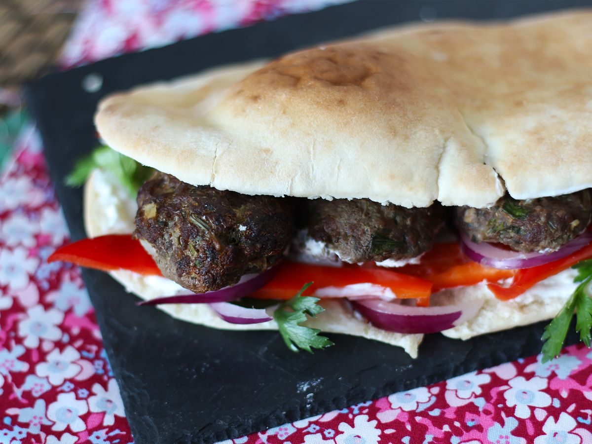 Köfte - de turkiska köttbullarna i bröd - foto 5