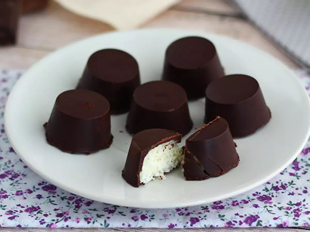 Kokosfyllda chokladpraliner i Bounty-stil