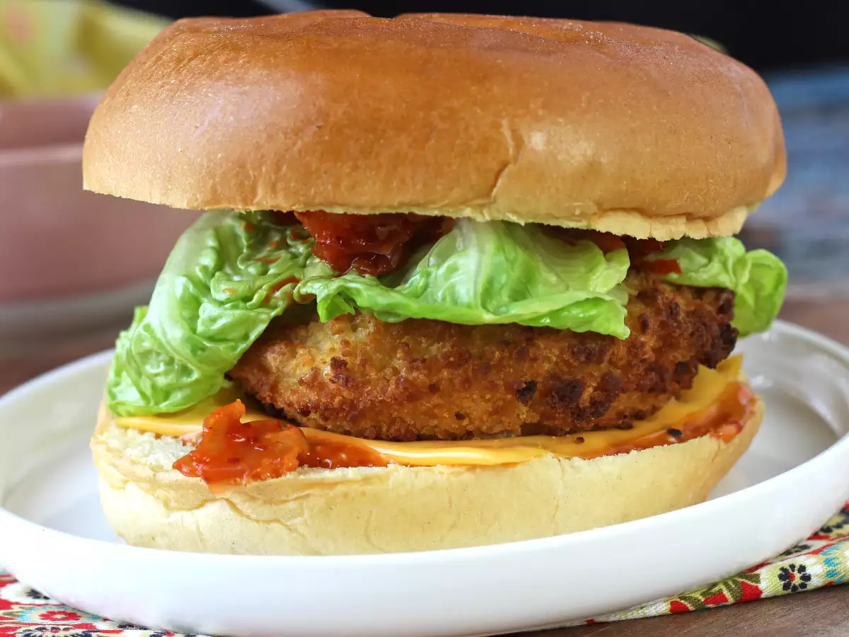 Koreansk kycklingburgare med krispig panering – kryddig och riktigt läcker - foto 5