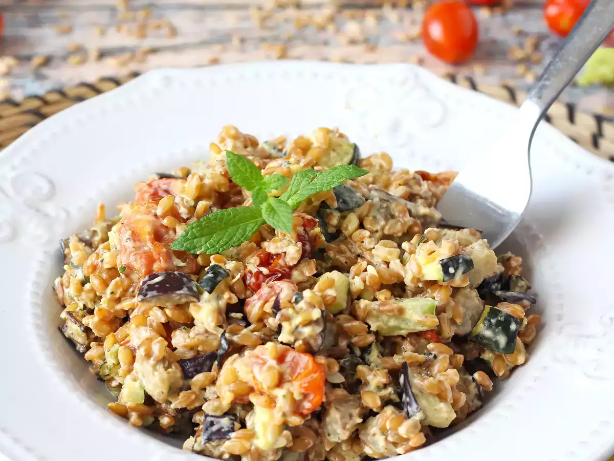 Krämig dinkelsallad med zucchini, aubergine och körsbärstomater