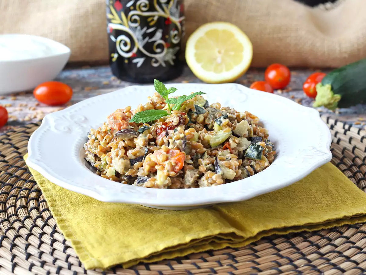 Krämig dinkelsallad med zucchini, aubergine och körsbärstomater - foto 3