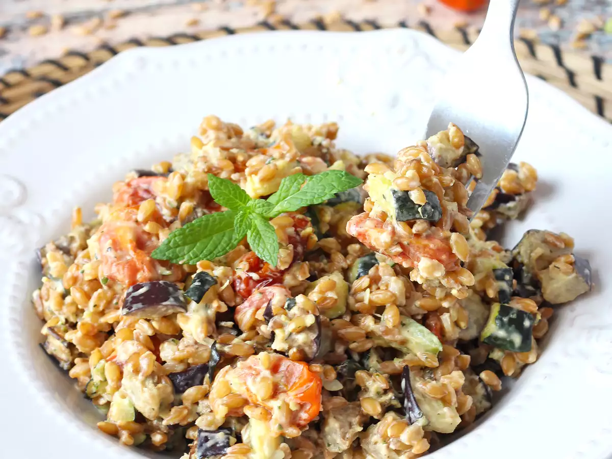 Krämig dinkelsallad med zucchini, aubergine och körsbärstomater - foto 4