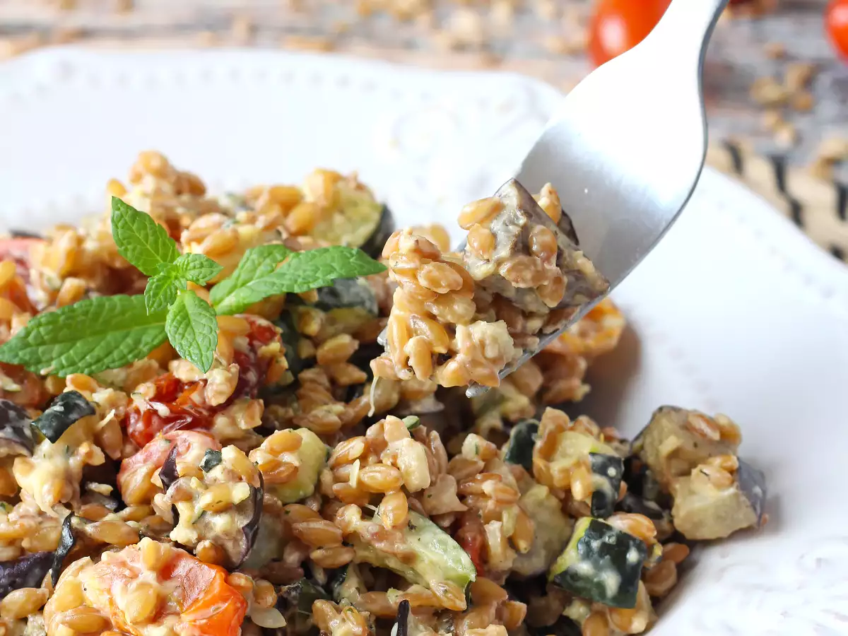 Krämig dinkelsallad med zucchini, aubergine och körsbärstomater - foto 6