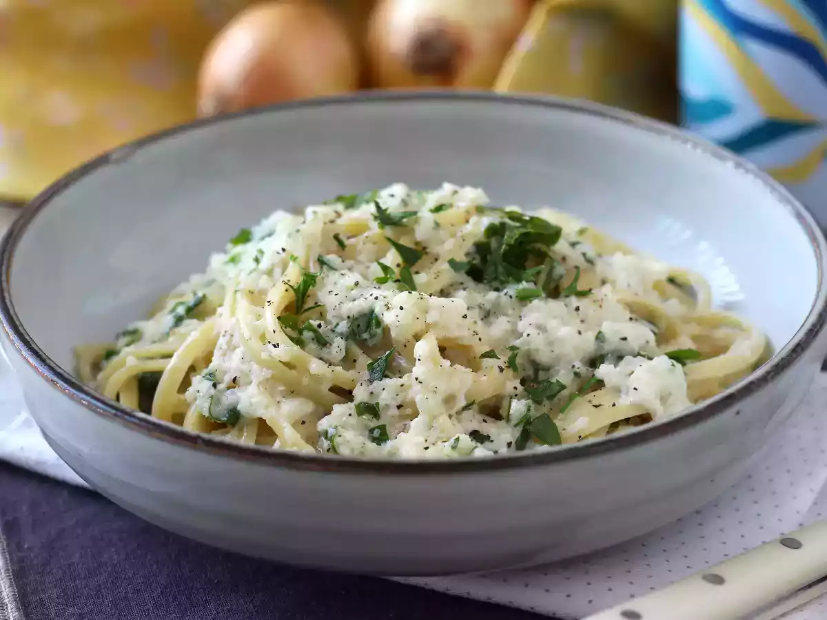 Krämig lökpasta: en välsmakande och superbillig rätt!