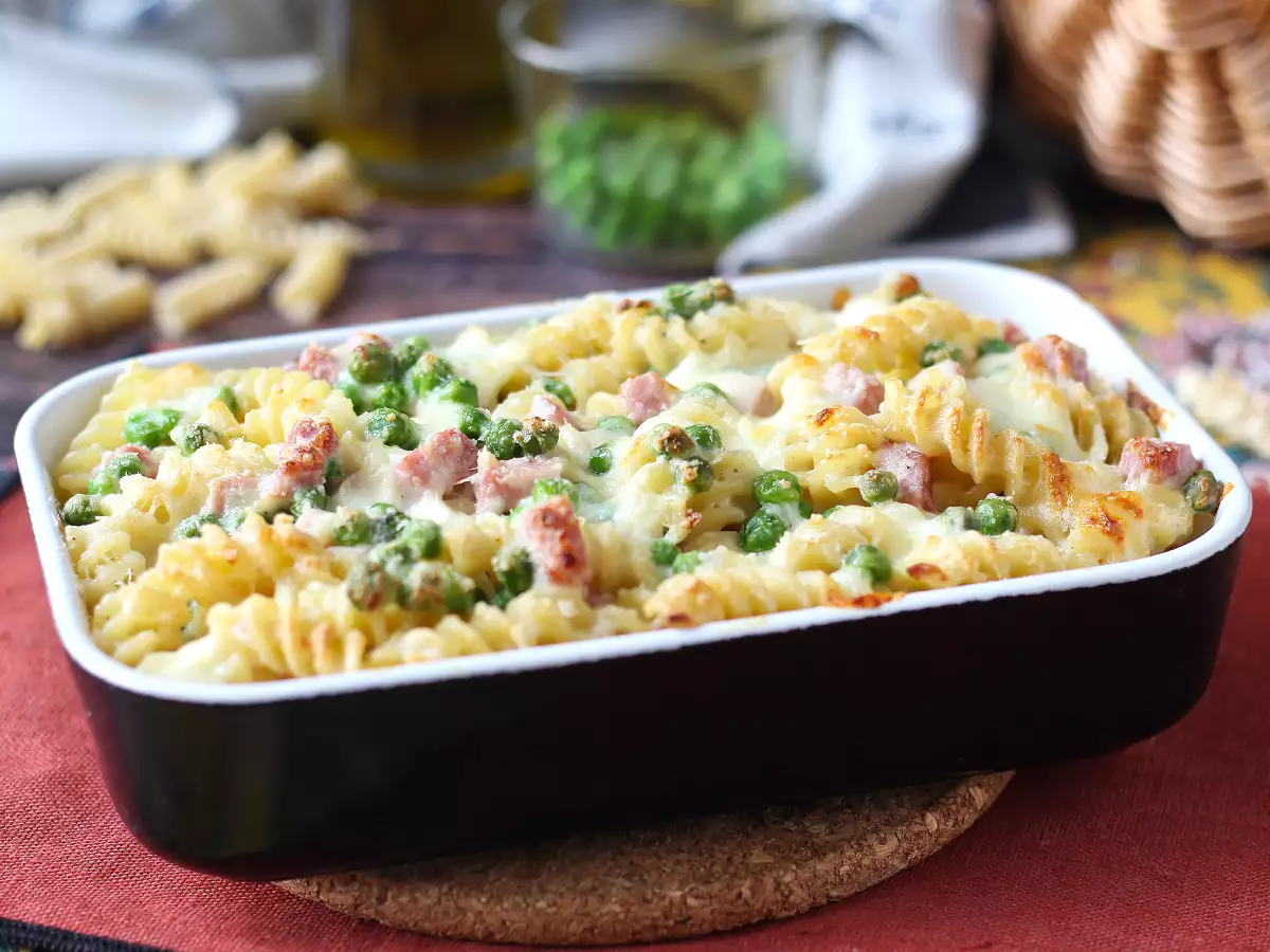 Krämig och gratinerad pasta i ugn med ärtor och kokt skinka - foto 3