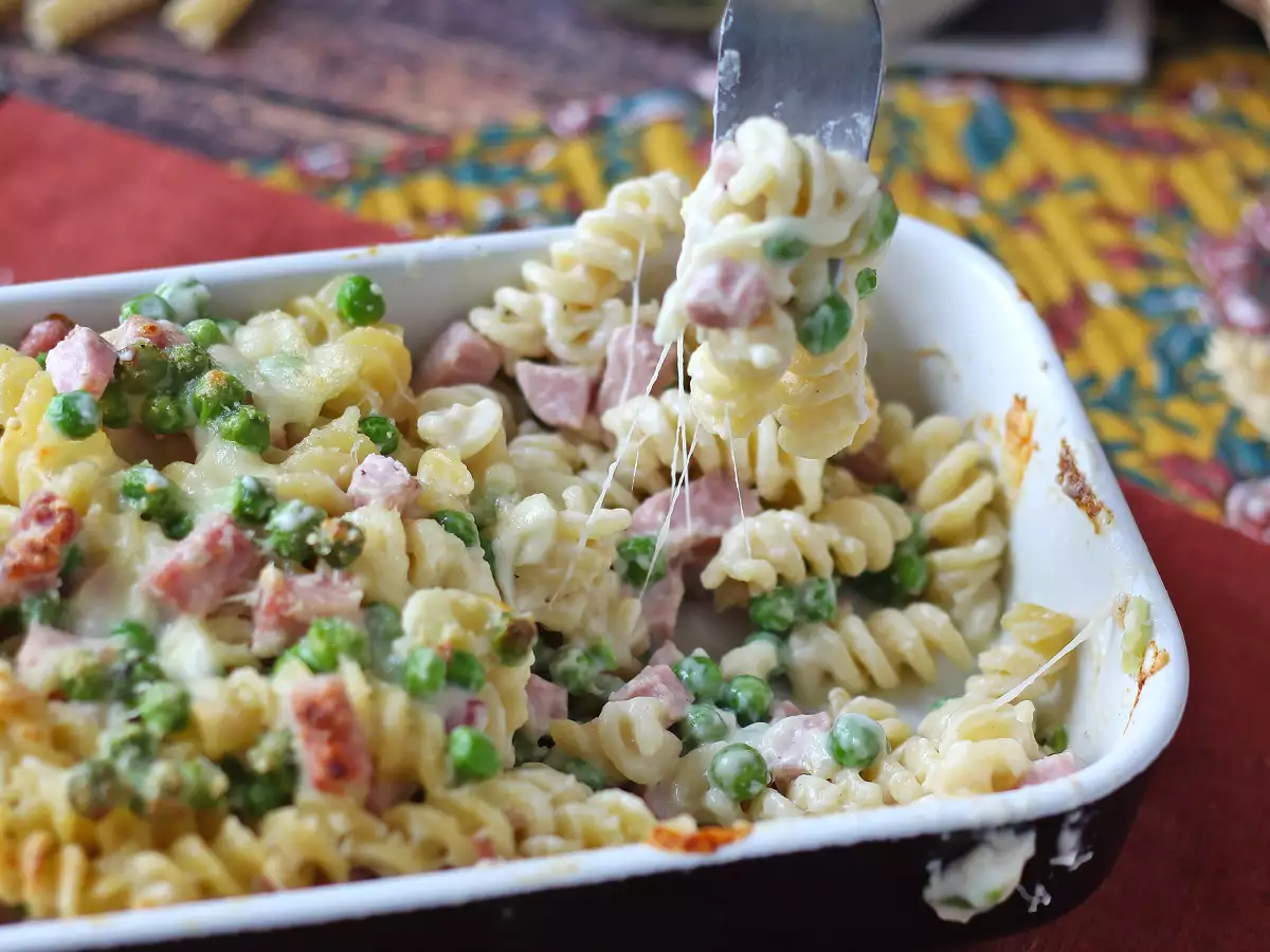 Krämig och gratinerad pasta i ugn med ärtor och kokt skinka - foto 4