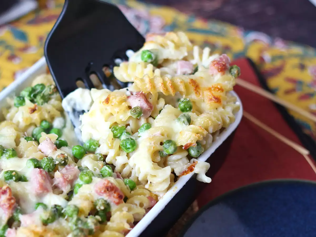 Krämig och gratinerad pasta i ugn med ärtor och kokt skinka - foto 7