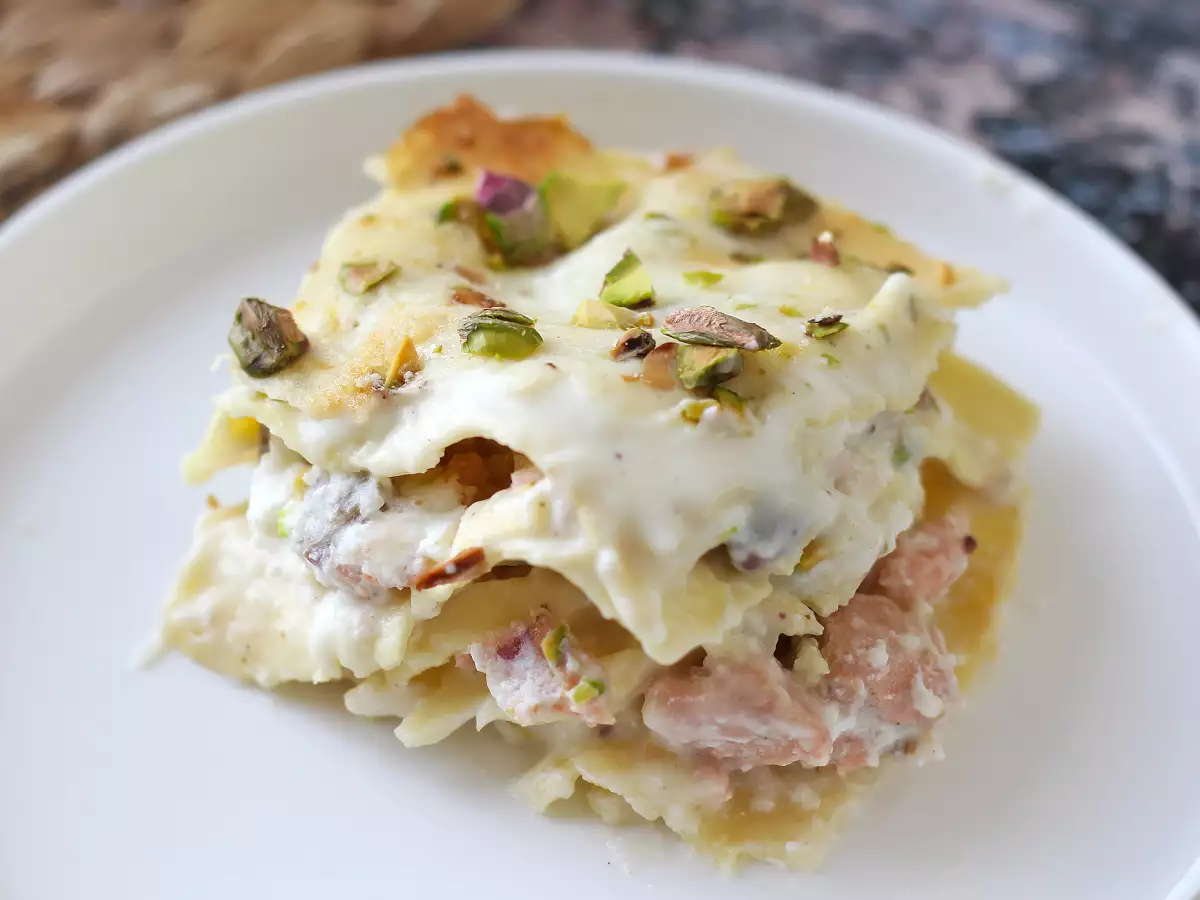 Krämig och krispig laxlasagne med burrata och pistagenötter