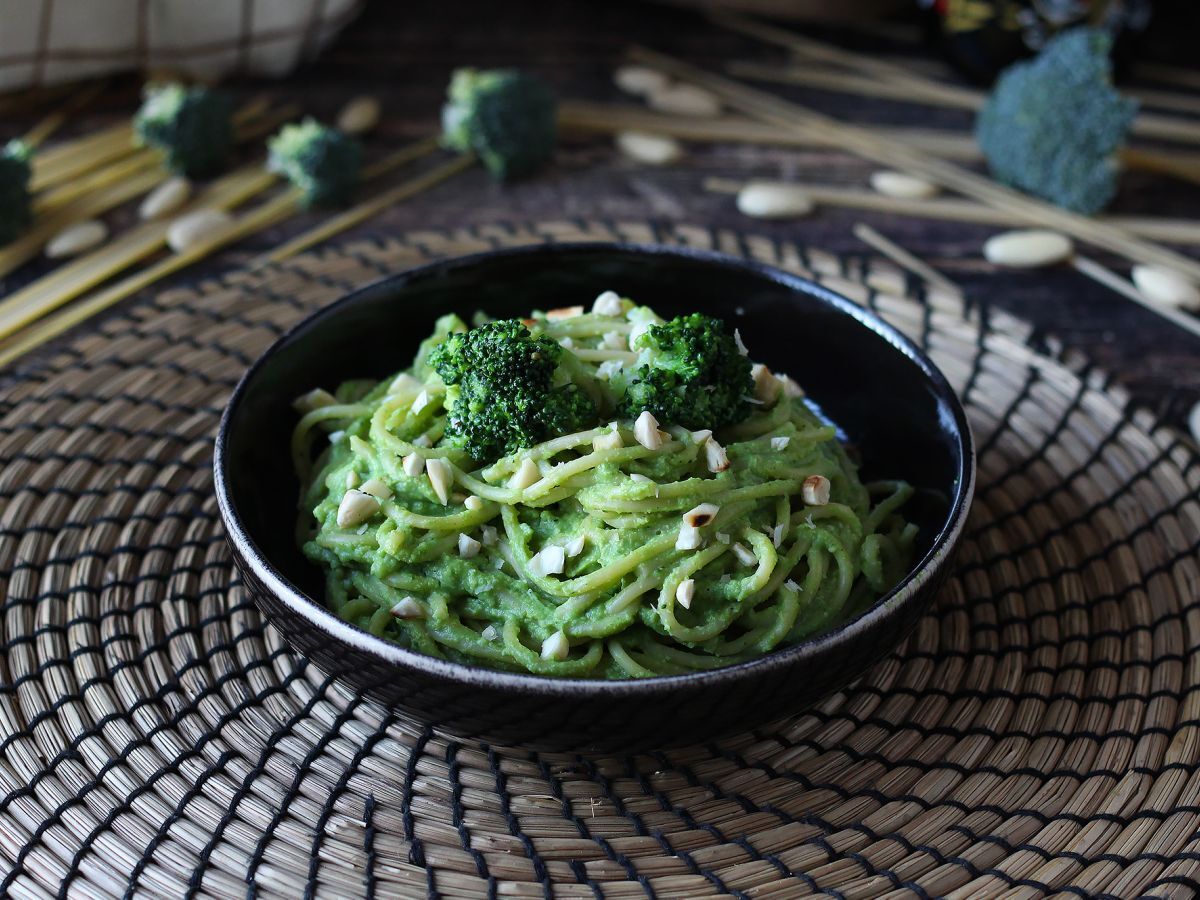 Krämig pasta med broccoli och mandel: en lättlagad och smakrik rätt