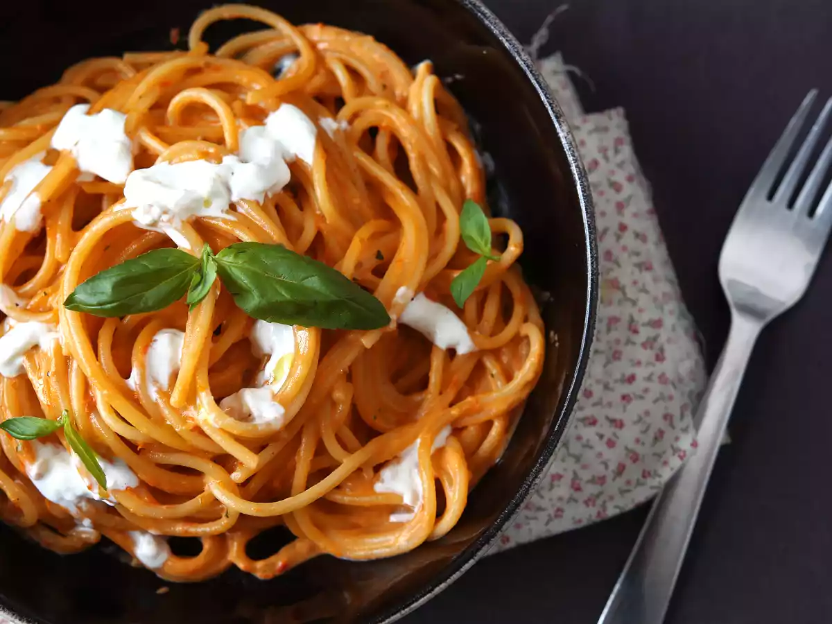 Krämig pasta med burrata och körsbärstomater - foto 2
