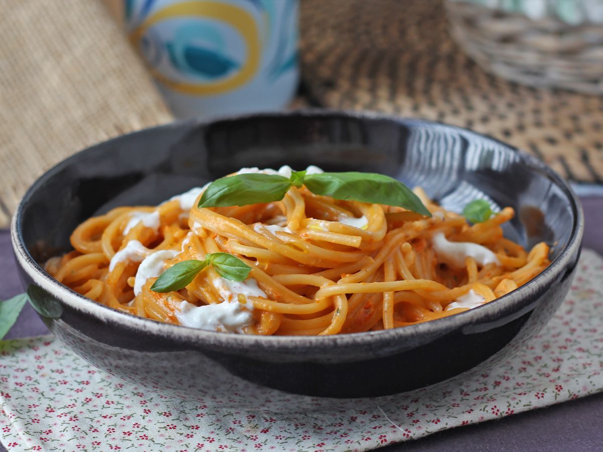 Krämig pasta med burrata och körsbärstomater - foto 3