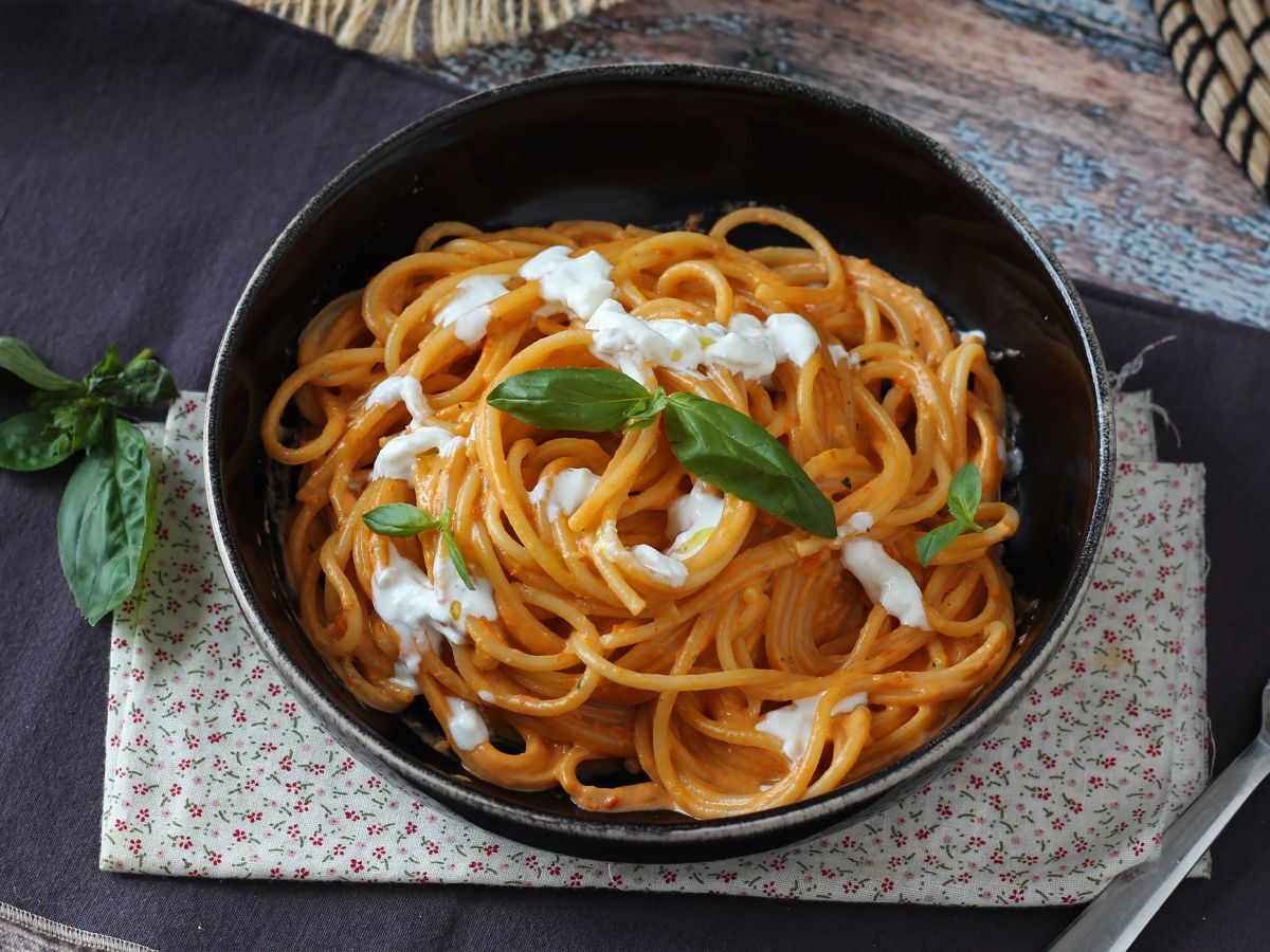 Krämig pasta med burrata och körsbärstomater - foto 4