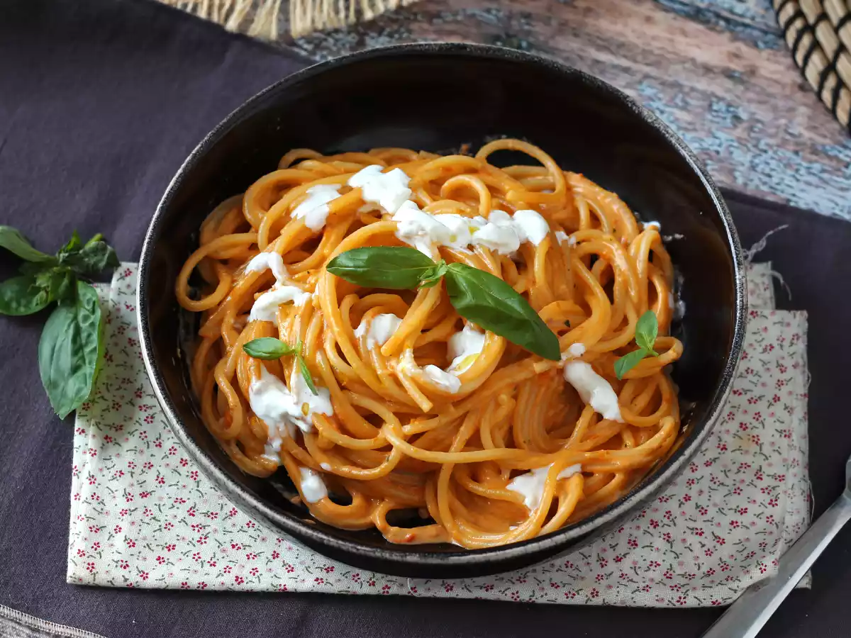 Krämig pasta med burrata och körsbärstomater - foto 4