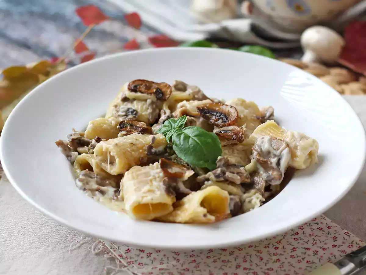 Krämig pasta med champinjoner och grädde – en enkel pastarätt med autentisk smak