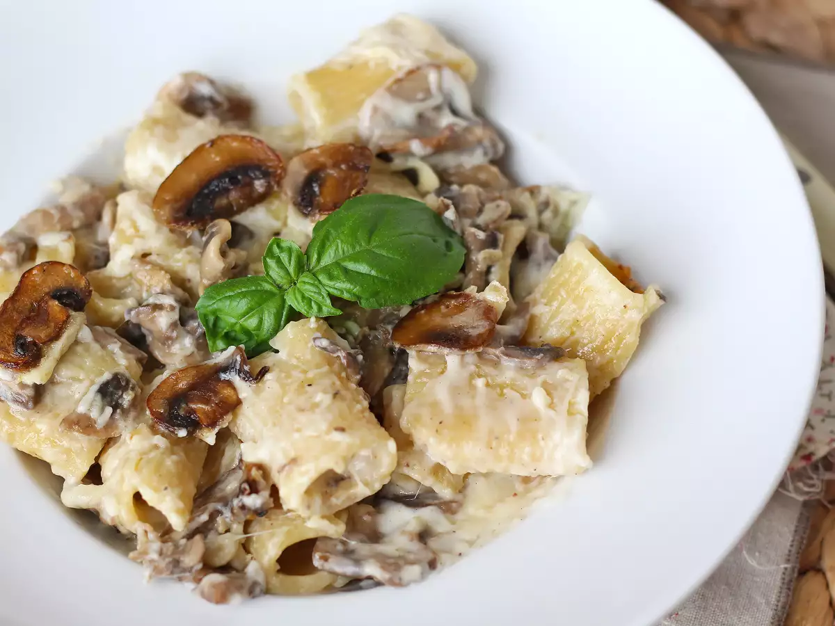 Krämig pasta med champinjoner och grädde – en enkel pastarätt med autentisk smak - foto 3
