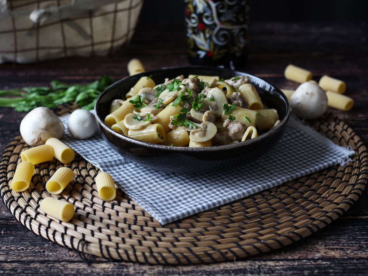 Krämig pasta med champinjoner och korv - foto 2