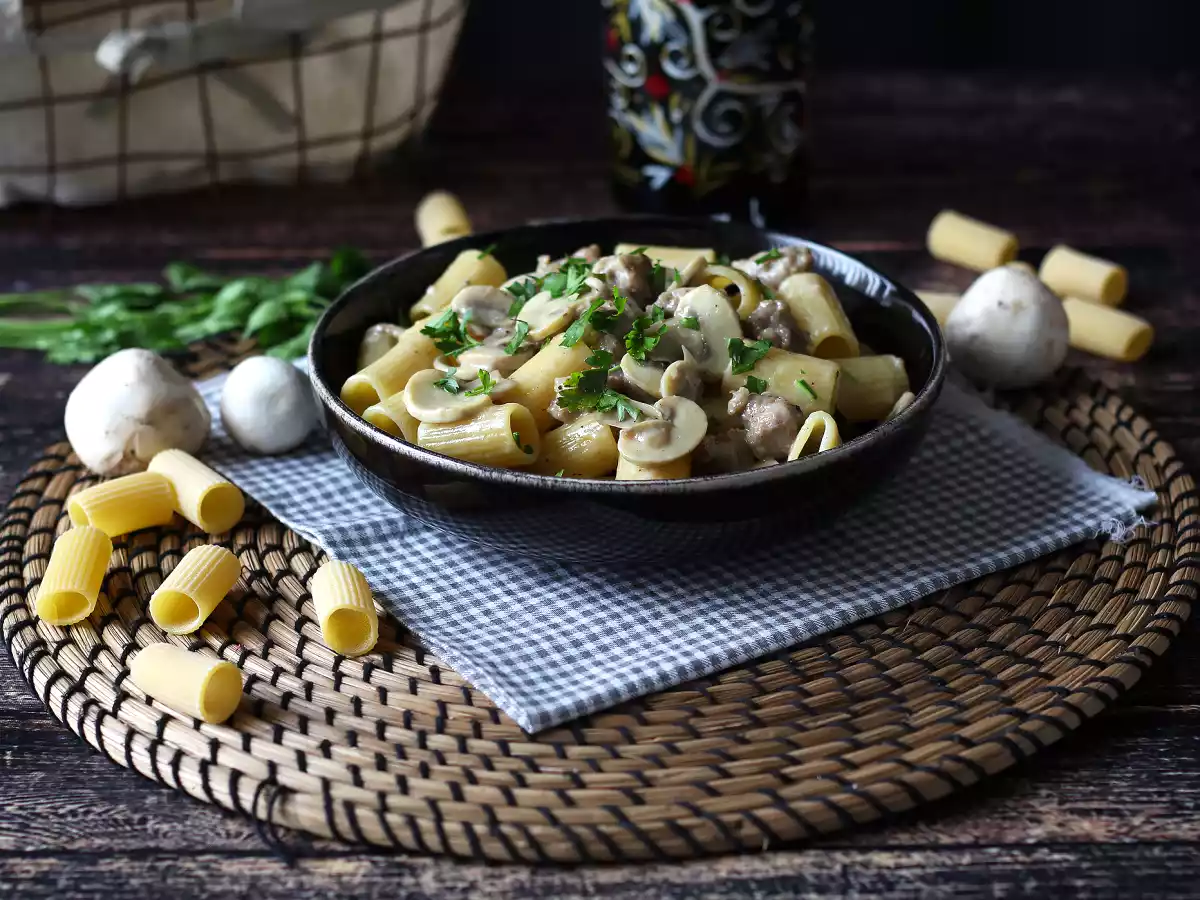 Krämig pasta med champinjoner och korv - foto 2