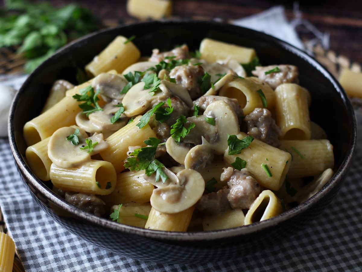 Krämig pasta med champinjoner och korv - foto 3