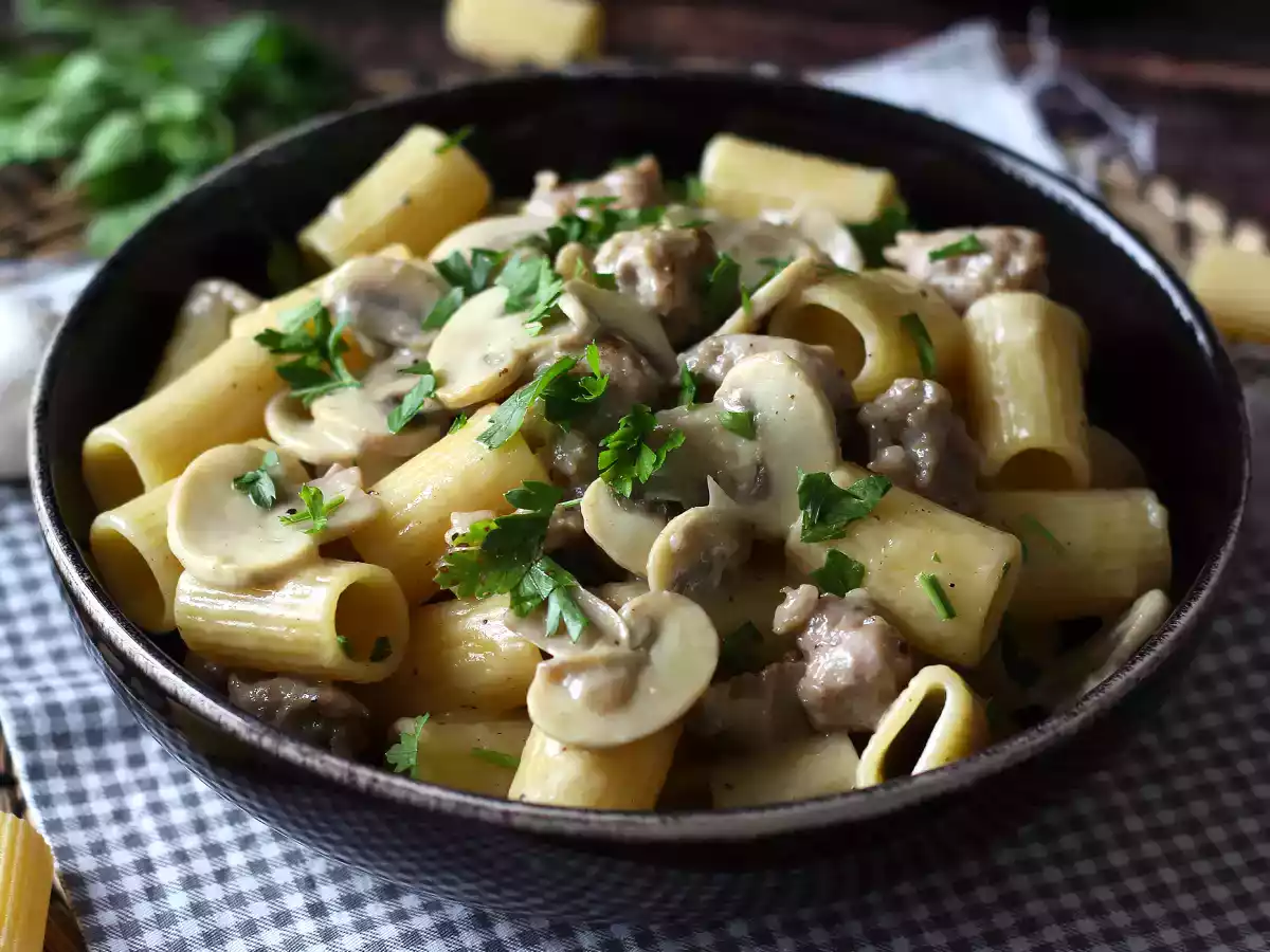 Krämig pasta med champinjoner och korv - foto 3