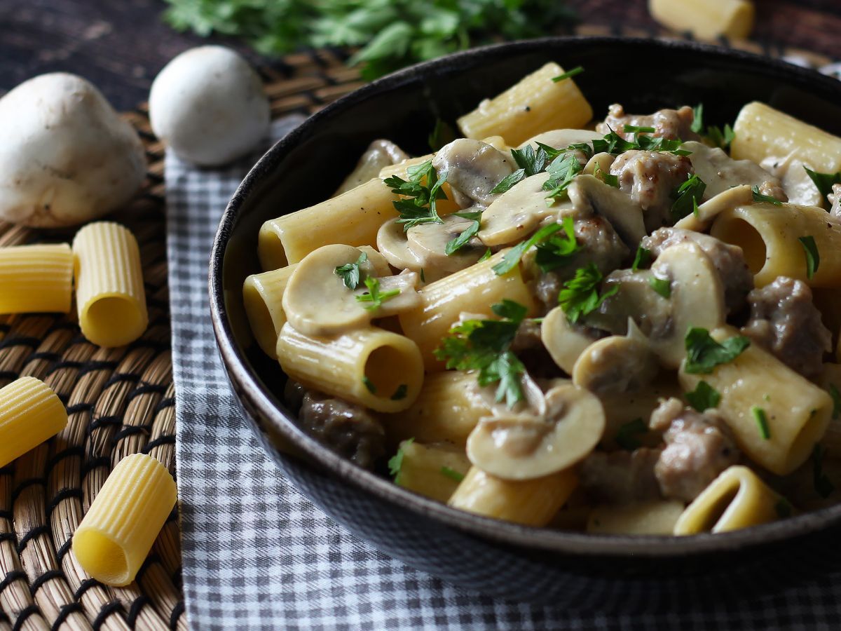 Krämig pasta med champinjoner och korv - foto 4