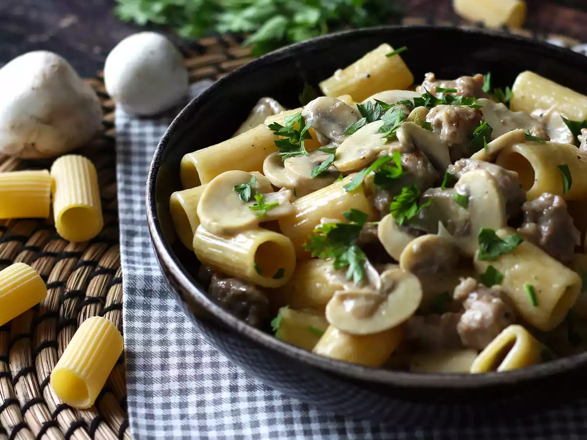 Krämig pasta med champinjoner och korv - foto 4