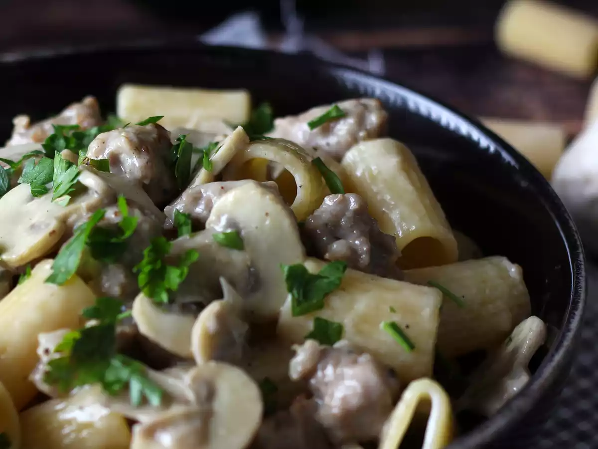 Krämig pasta med champinjoner och korv - foto 5