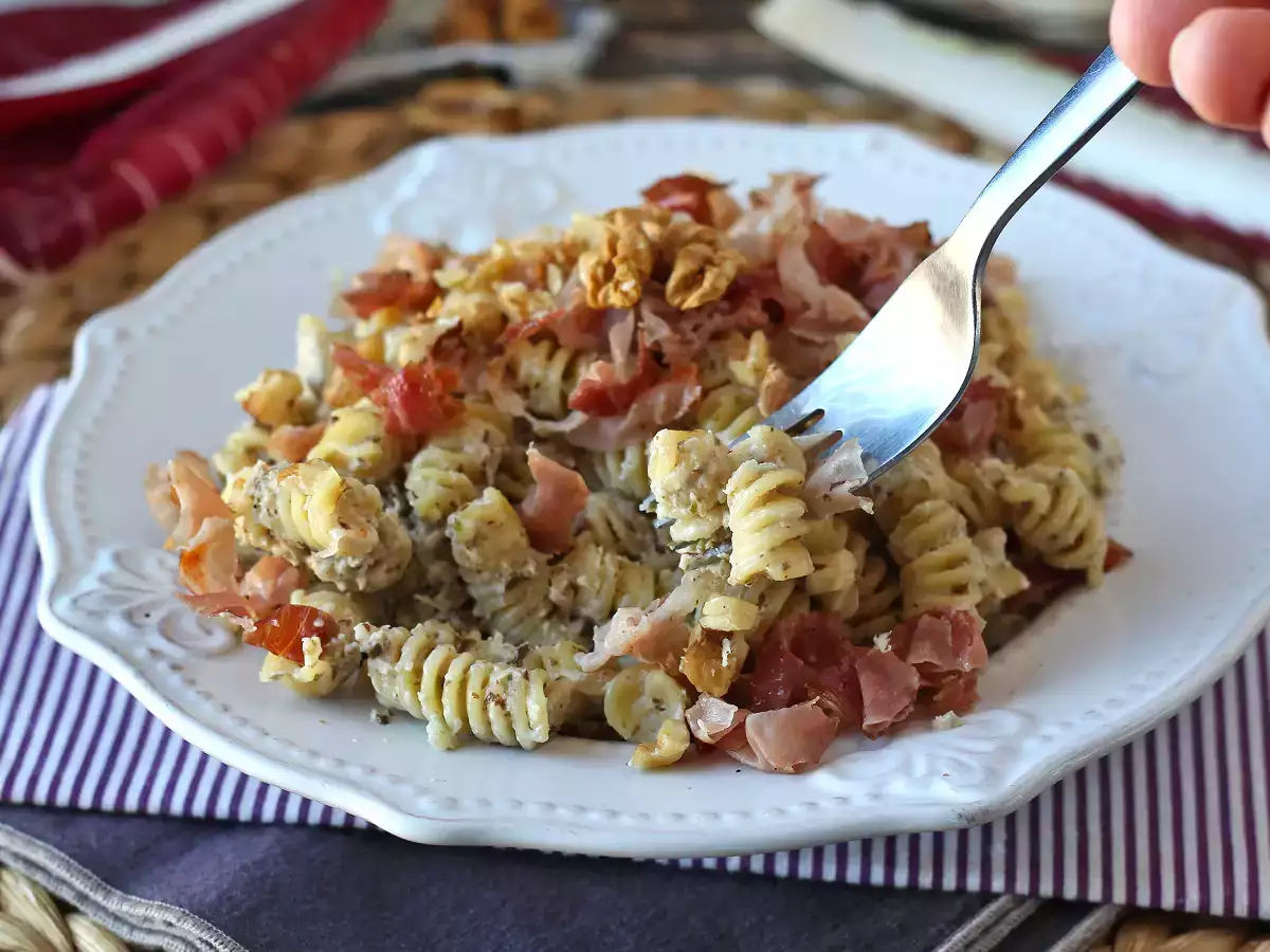 Krämig pasta med radicchio, knaprigt bacon och valnötter: snabbt och oemotståndligt recept - foto 2