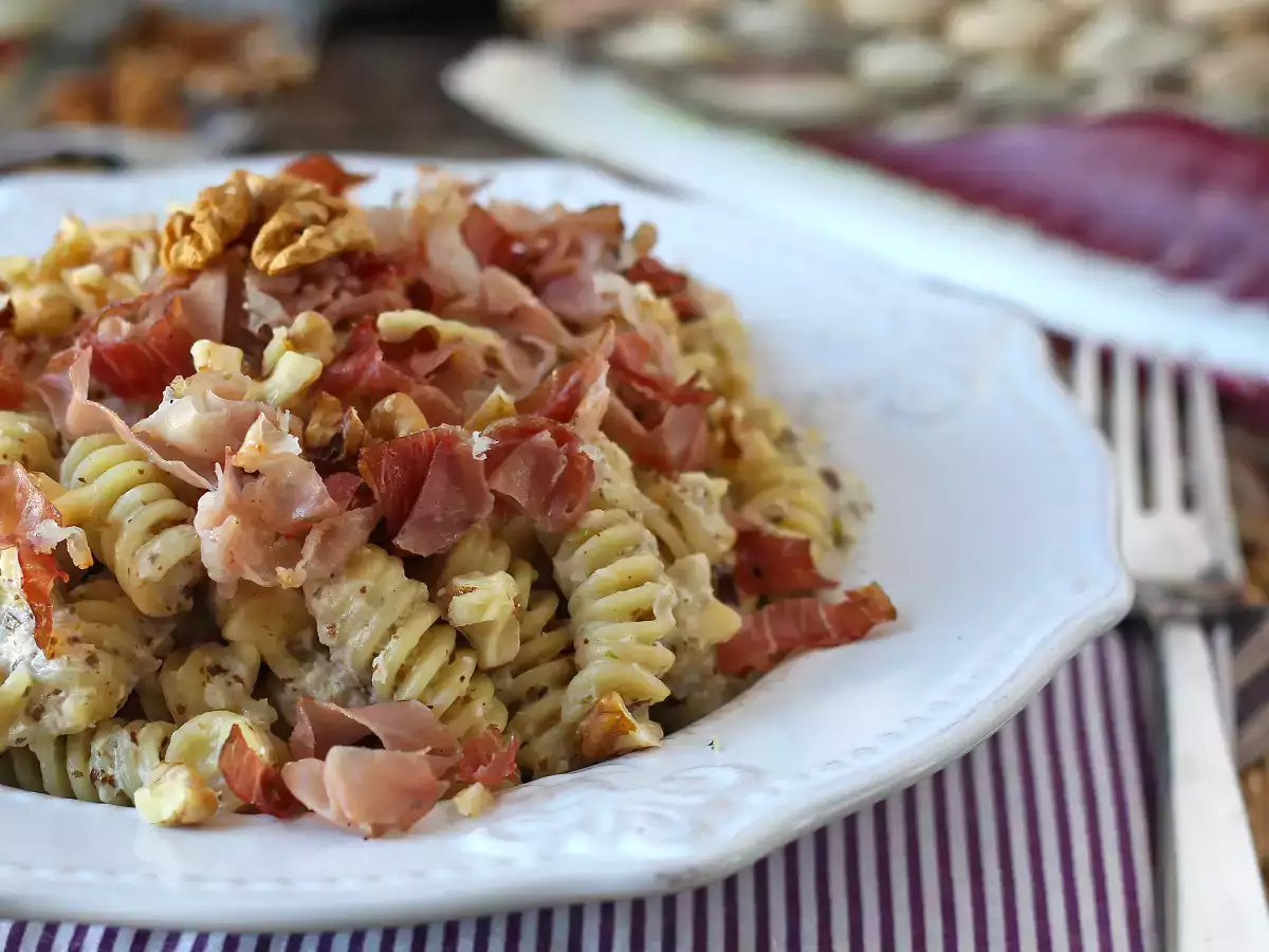 Krämig pasta med radicchio, knaprigt bacon och valnötter: snabbt och oemotståndligt recept - foto 4