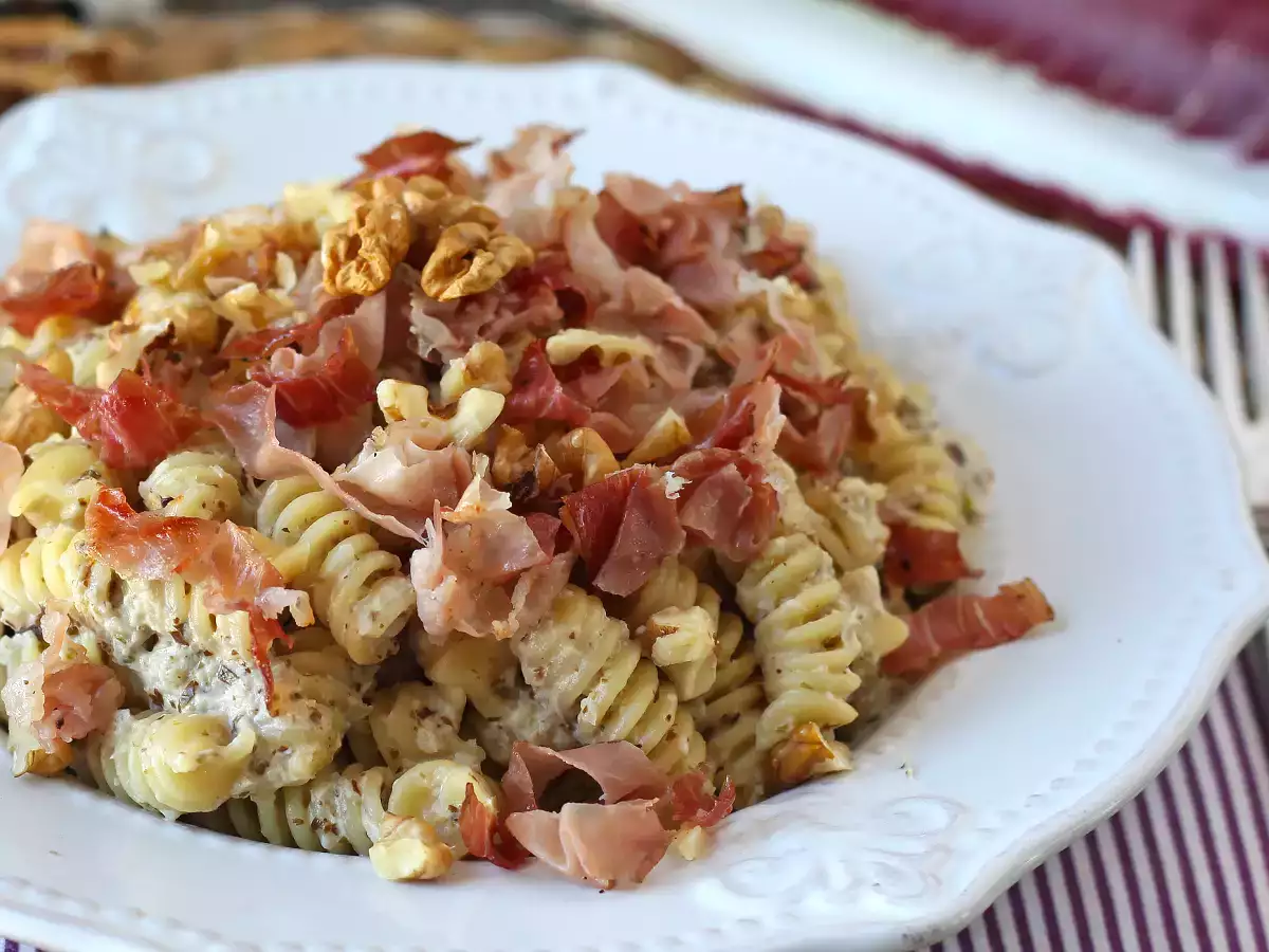 Krämig pasta med radicchio, knaprigt bacon och valnötter: snabbt och oemotståndligt recept - foto 5