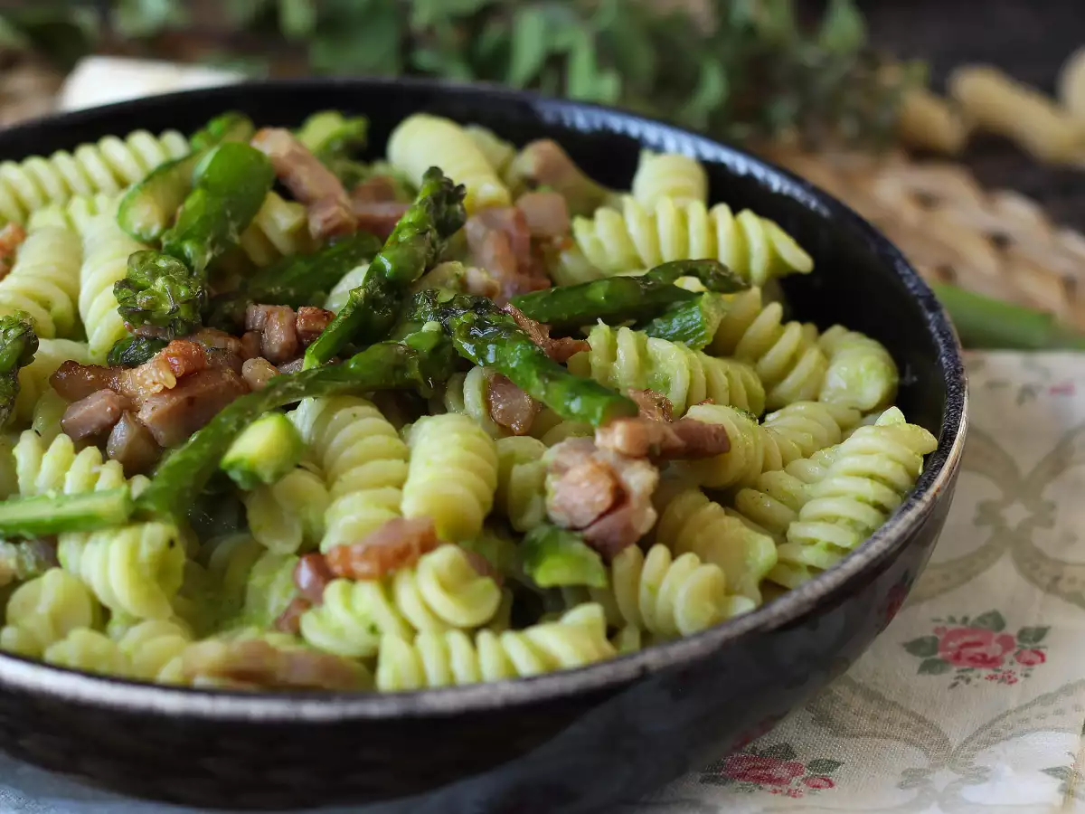 Krämig sparris- och baconpasta: ett enkelt och gott recept - foto 2